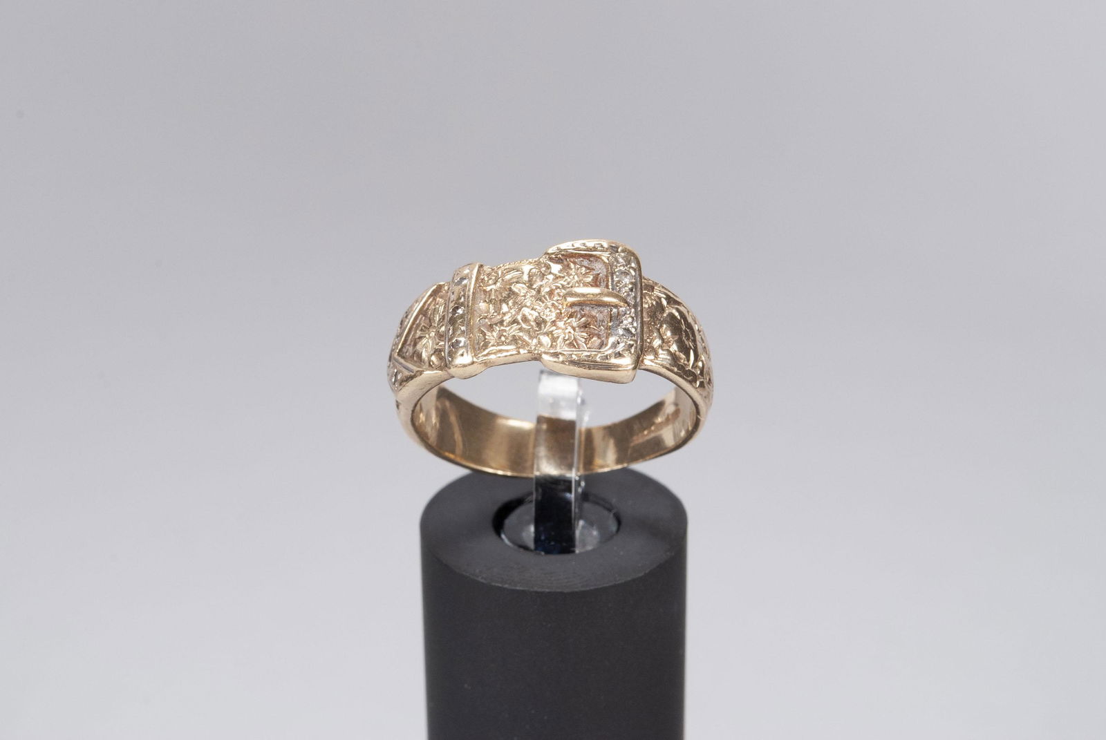 AN ENGLISH VICTORIAN GOLD AND DIAMOND BUCKLE RING (1 of 7)