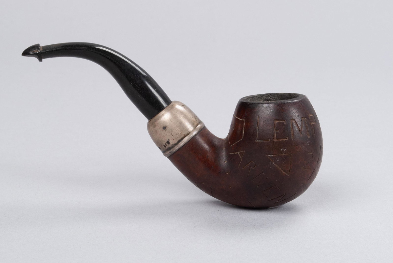 RARE LEMP LODGE INCISED SMOKING PIPE PREVIOUSLY THE PROPERTY OF BREWING MAGNATE WILLIAM J. LEMP JR,: RARE LEMP LODGE INCISED SMOKING PIPE PREVIOUSLY THE PROPERTY OF BREWING MAGNATE WILLIAM J. LEMP JR, American, late 19th century. Once belonging to William J. Lemp, American brewing magnate. Pipe of bu