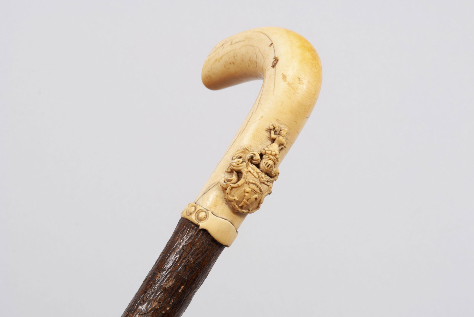 CARVED VICTORIAN HERALDIC WALKING STICK/CANE (1 of 5)