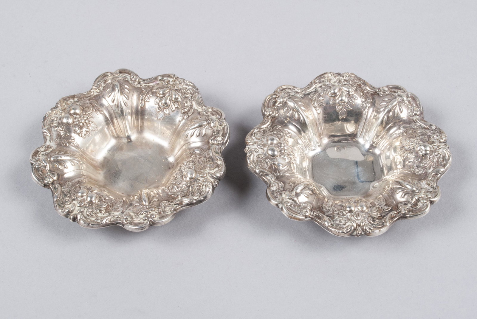 REED AND BARTON FRANCIS 1 VEGETABLE AND NUT DISHES: REED AND BARTON FRANCIS 1 VEGETABLE AND NUT DISHES All marked Reed and Barton, Sterling, Francis 1 X569, and 378-44-6933. One vegetable dish, 11.5" diameter, and two nut dishes, 3.5" diameter. Total: 