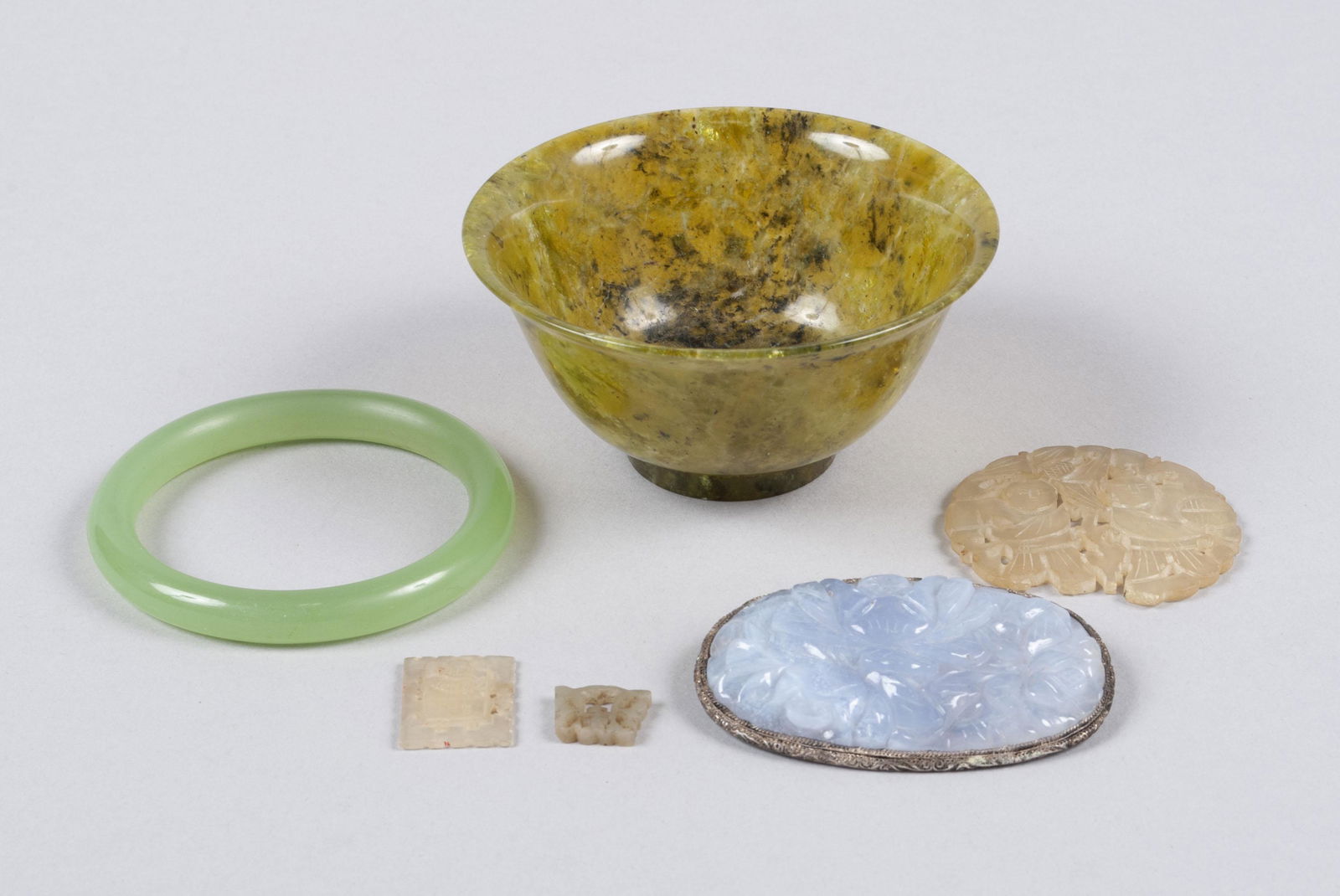 SIX (6) ASSORTED CHINESE JADE AND HARDSTONE ARTICLES (1 of 4)