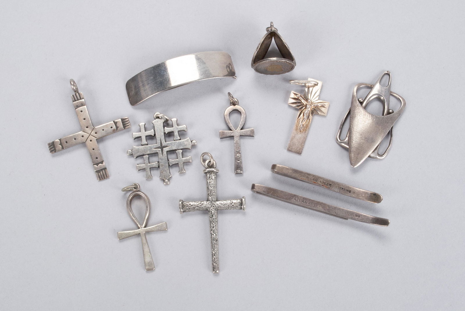 COLLECTION OF PENDANTS AND CLIPS (1 of 7)