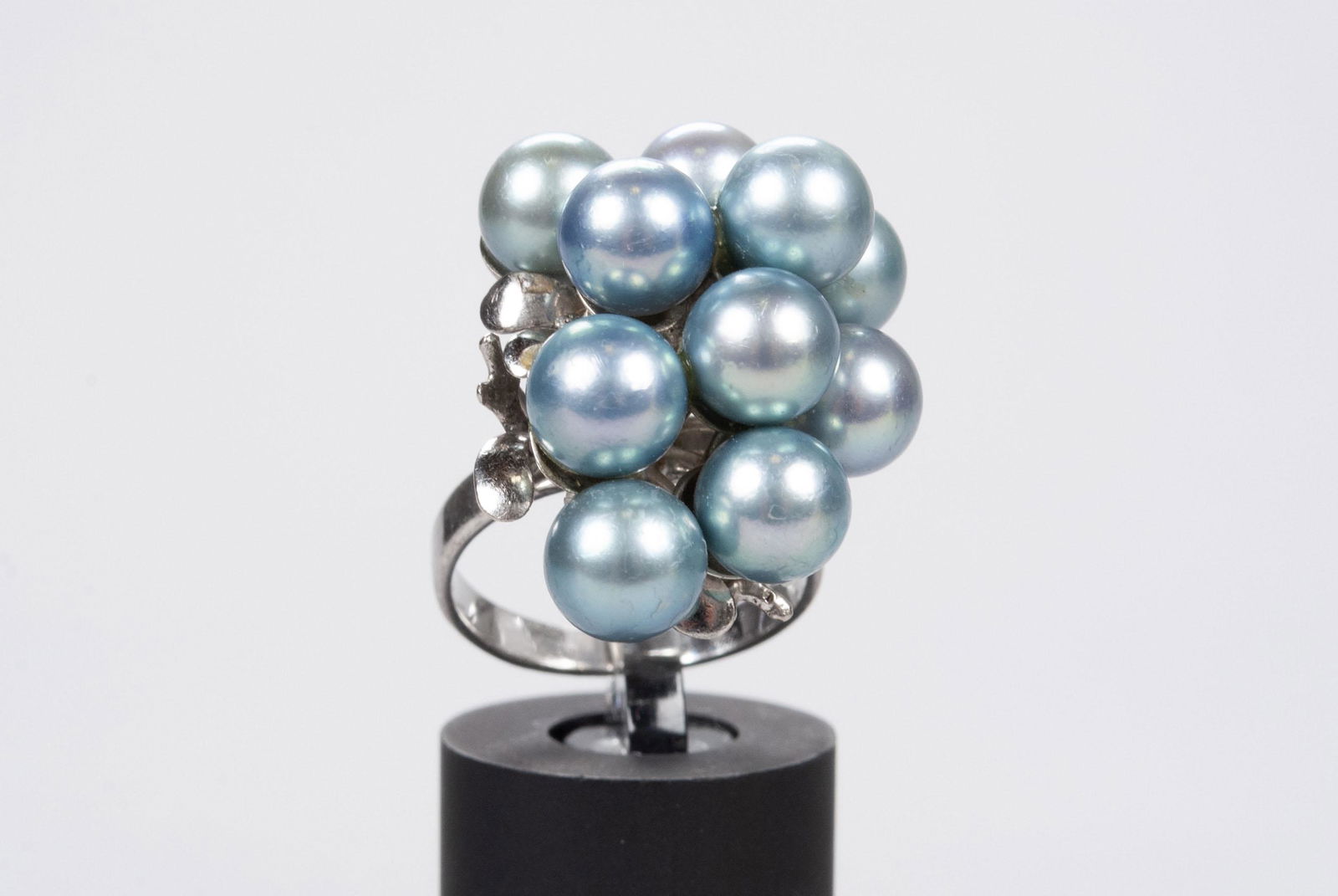 A MID CENTURY 18K GOLD TAHITIAN PEARL CLUSTER RING (1 of 7)