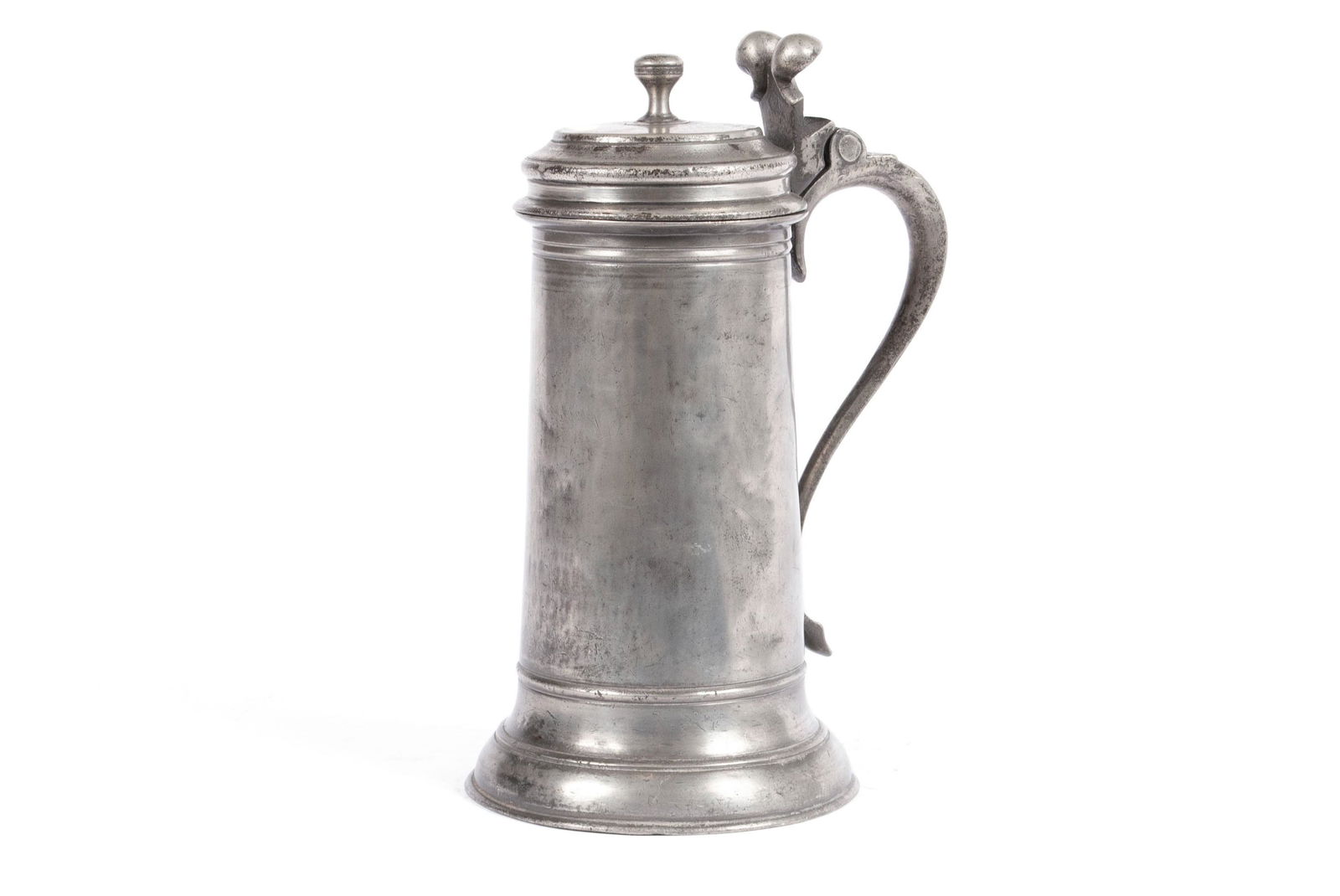AN ENGLISH PEWTER FLAGON BY JOHN EMES THE ELDER, CIRCA 1680 (1 of 9)