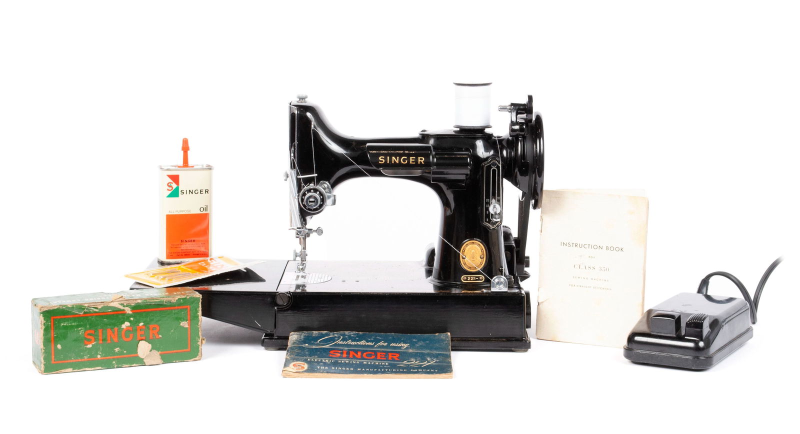 SINGER 221 FEATHERWEIGHT PORTABLE SEWING MACHINE (1 of 5)