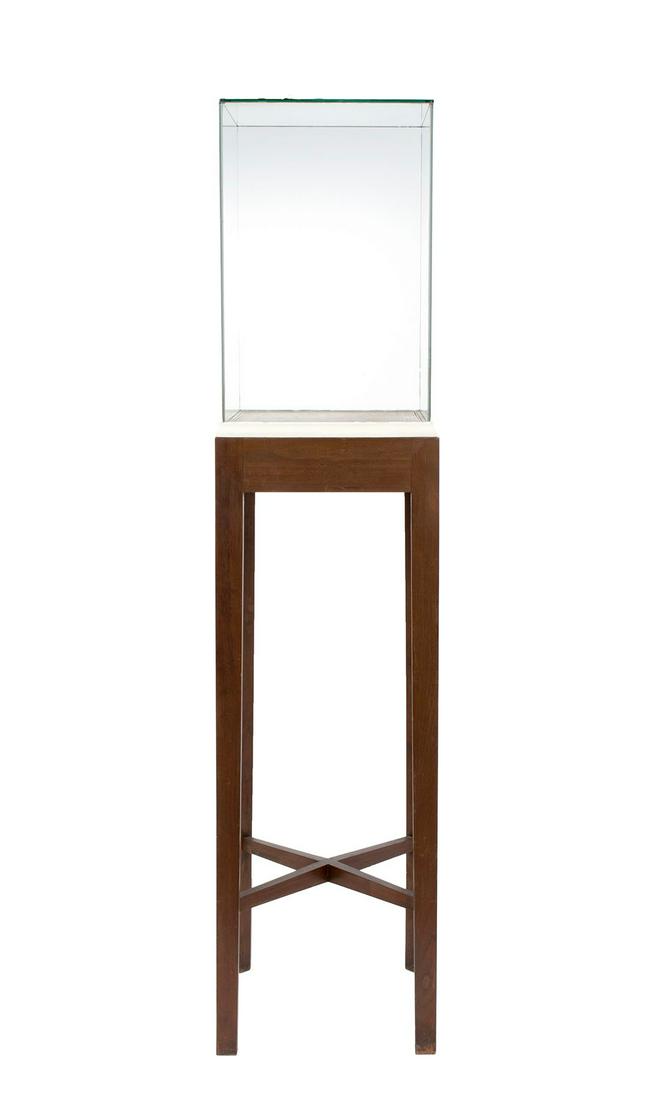DISPLAY STAND WITH GLASS CUBE (1 of 10)