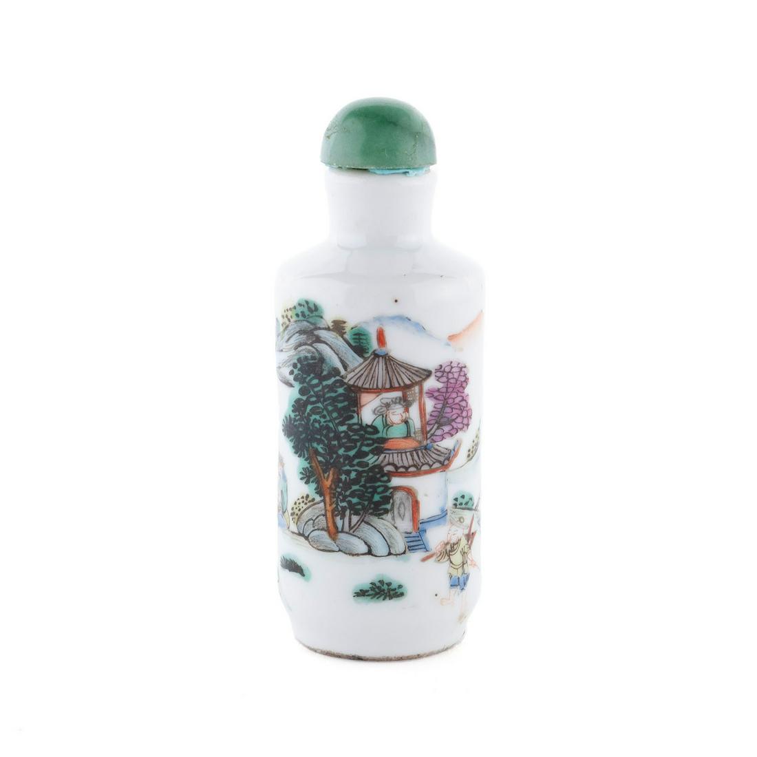 A QIANLONG MARK FAMILLE VERTE SNUFF BOTTLE (1 of 7)