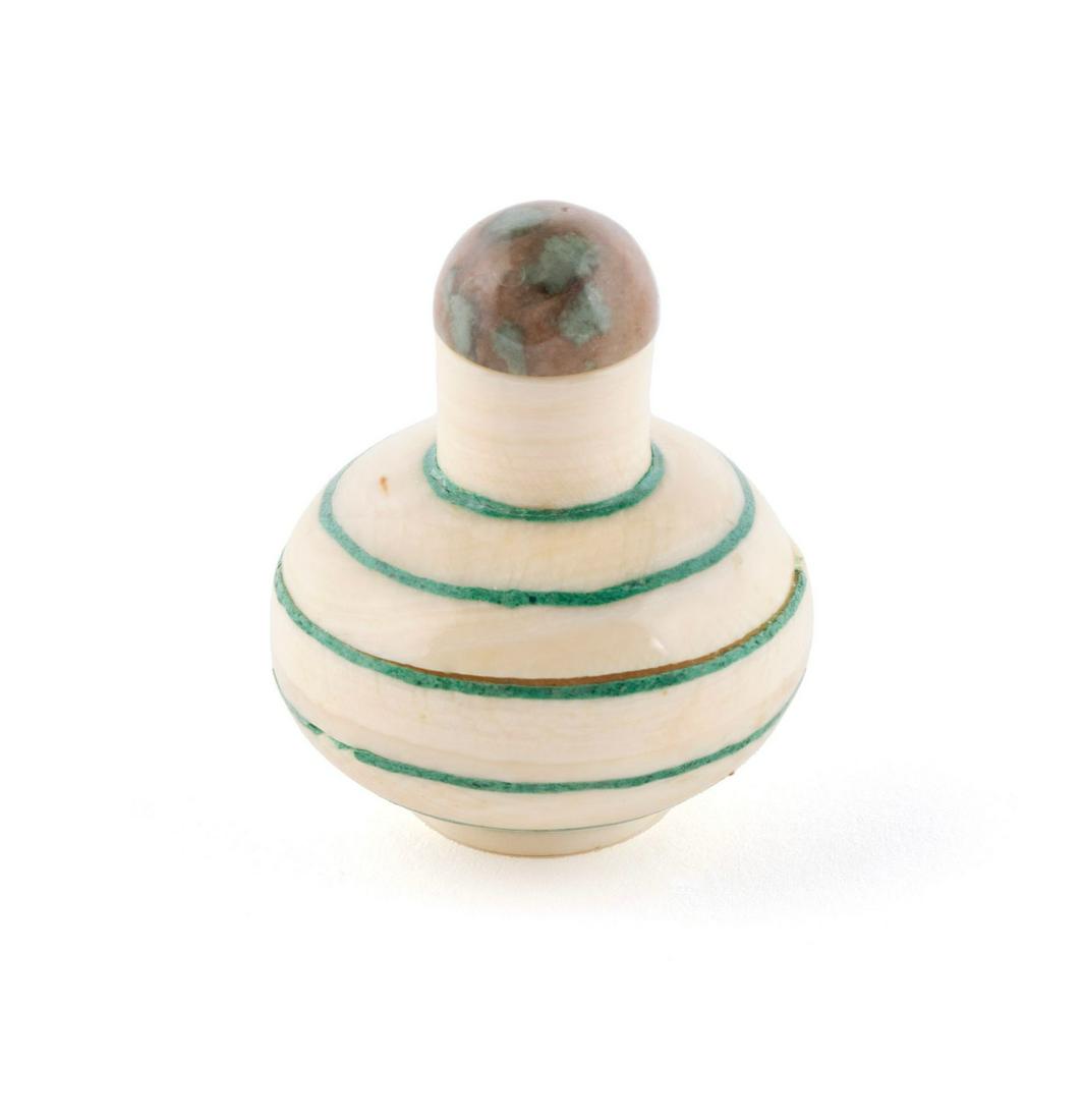 AN UNUSUAL DIMINUTIVE JAPANESE SNUFF BOTTLE (1 of 6)