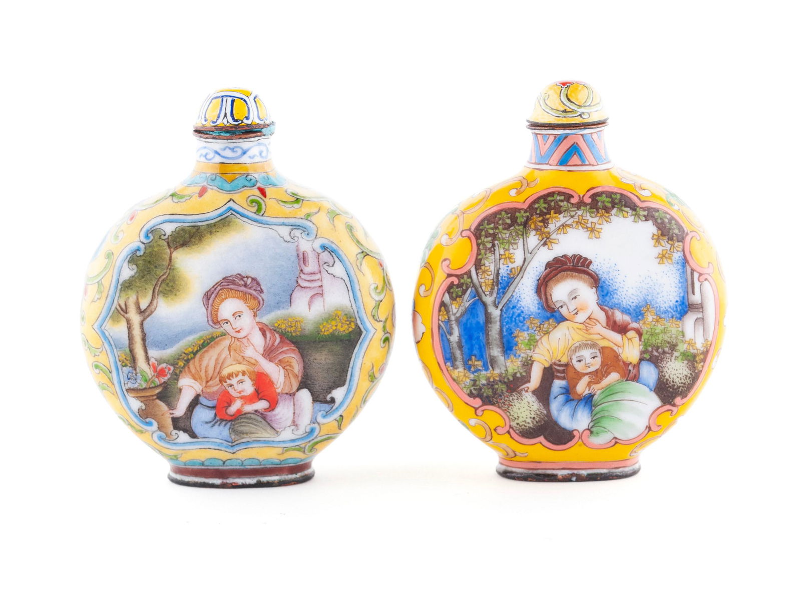 COMPANION YELLOW GROUND MOTHER AND CHILD EUROPEAN SCENE QIANLONG MARK SNUFF BOTTLES (1 of 13)