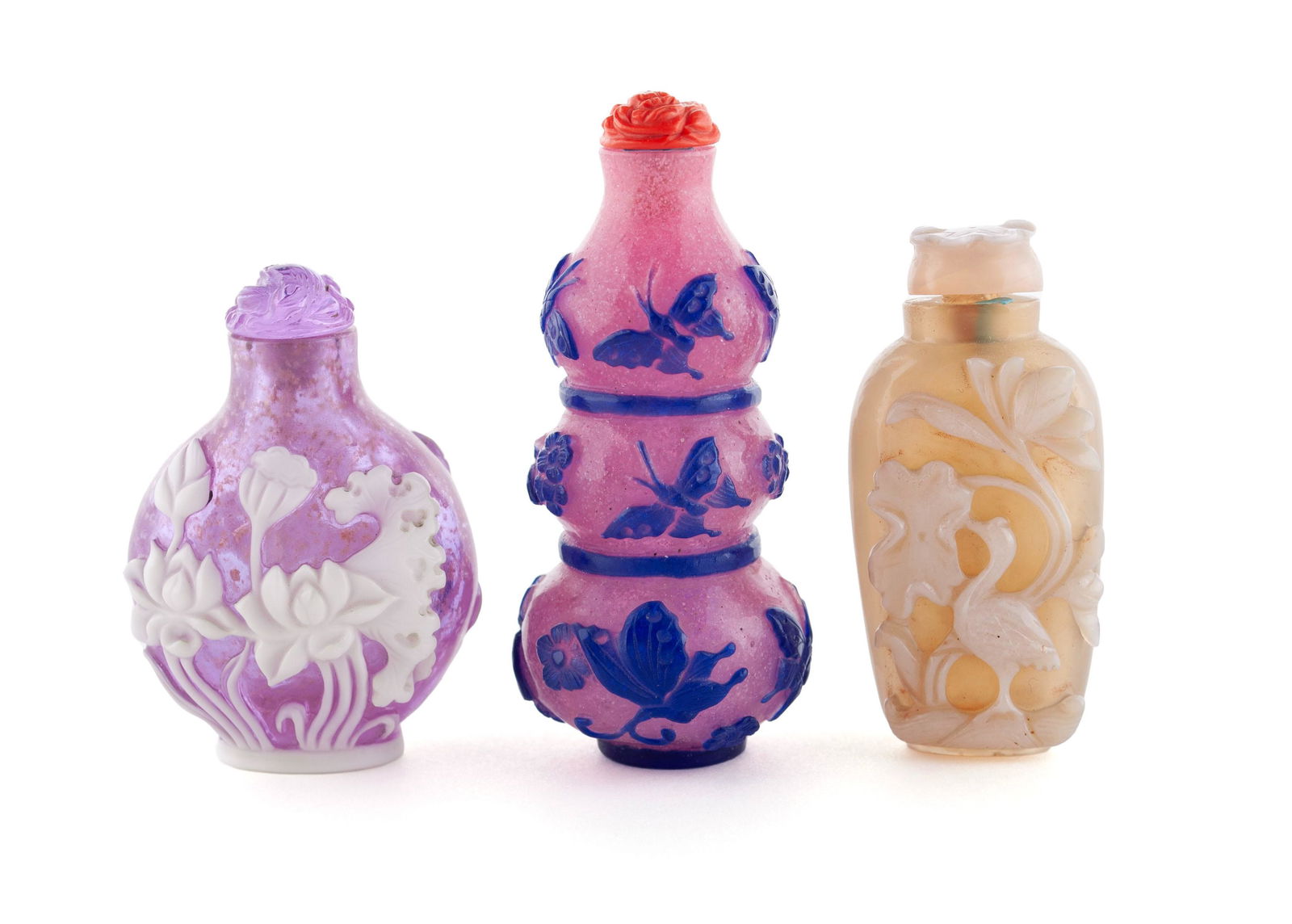 THREE OVERLAY GLASS SNUFF BOTTLES (1 of 5)
