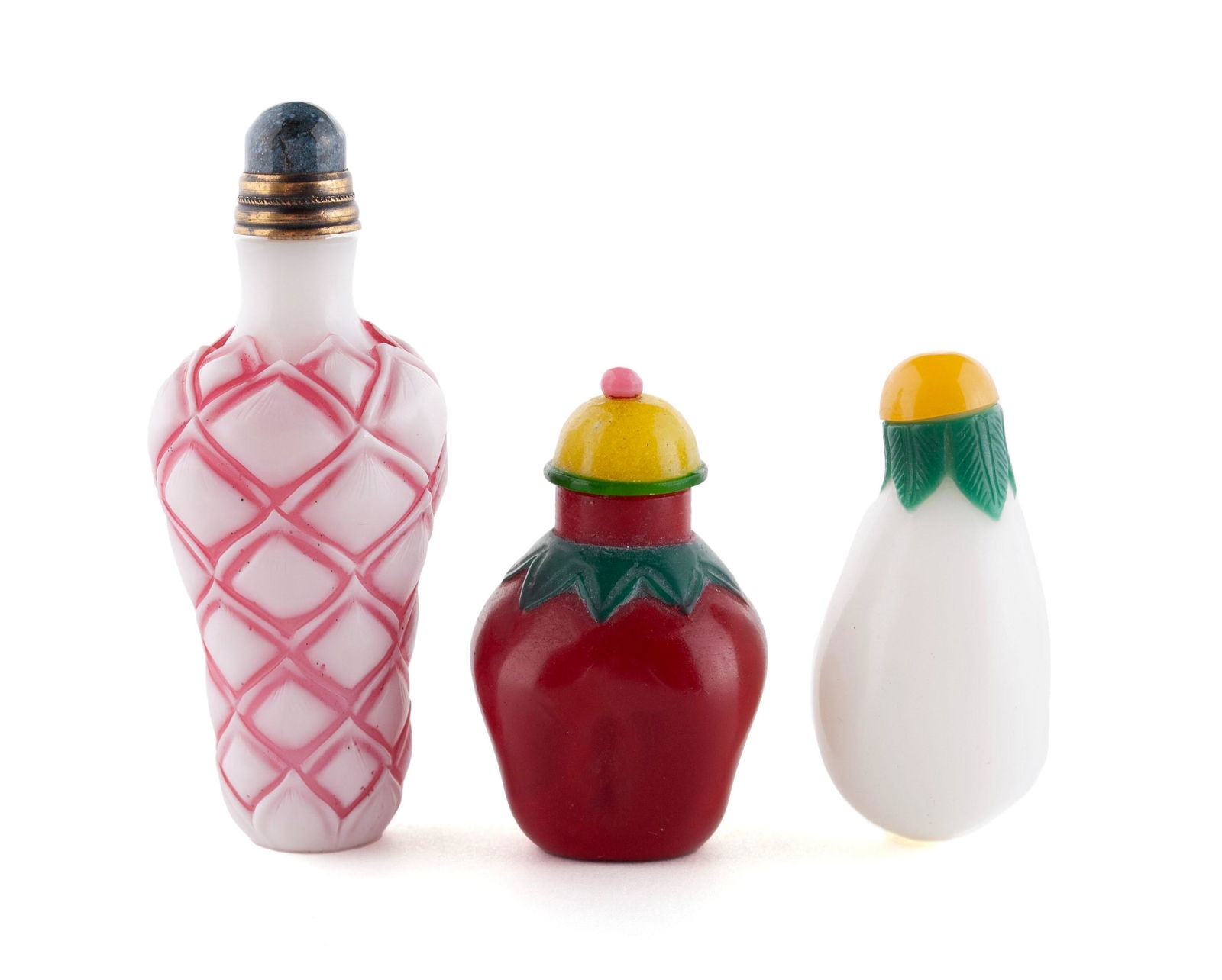 THREE UNUSUAL PEKING GLASS SNUFF BOTTLES (1 of 6)
