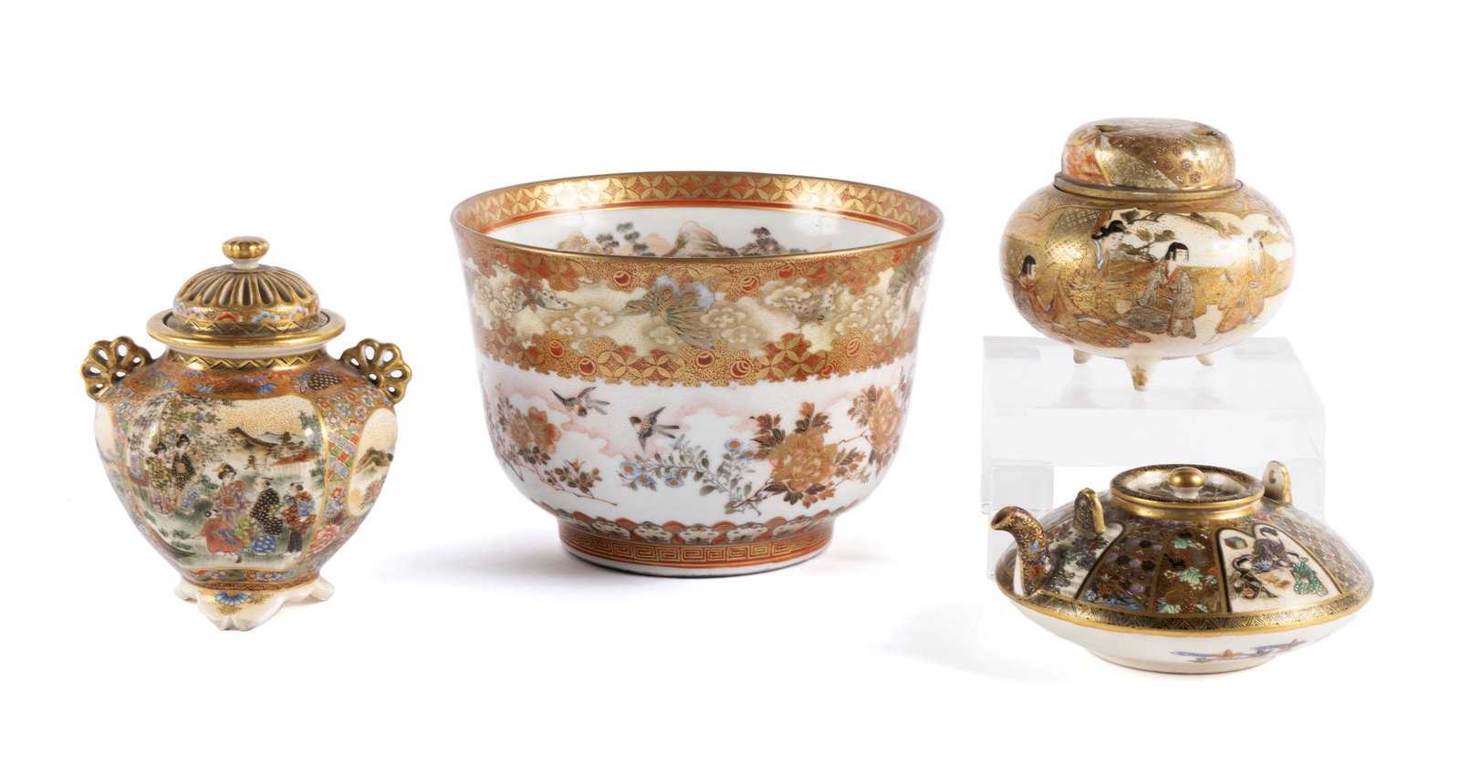 A FINE ASSORTMENT OF JAPANESE PORCELAIN (1 of 18)