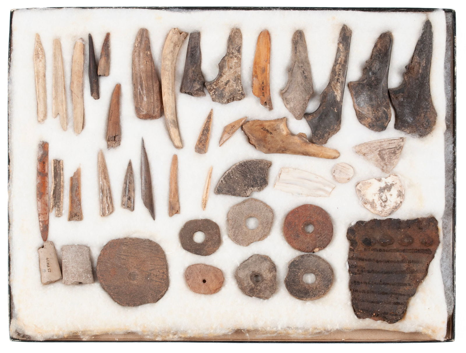 COLLECTION OF NATIVE AMERICAN TOOLS AND FRAGMENTS (1 of 7)