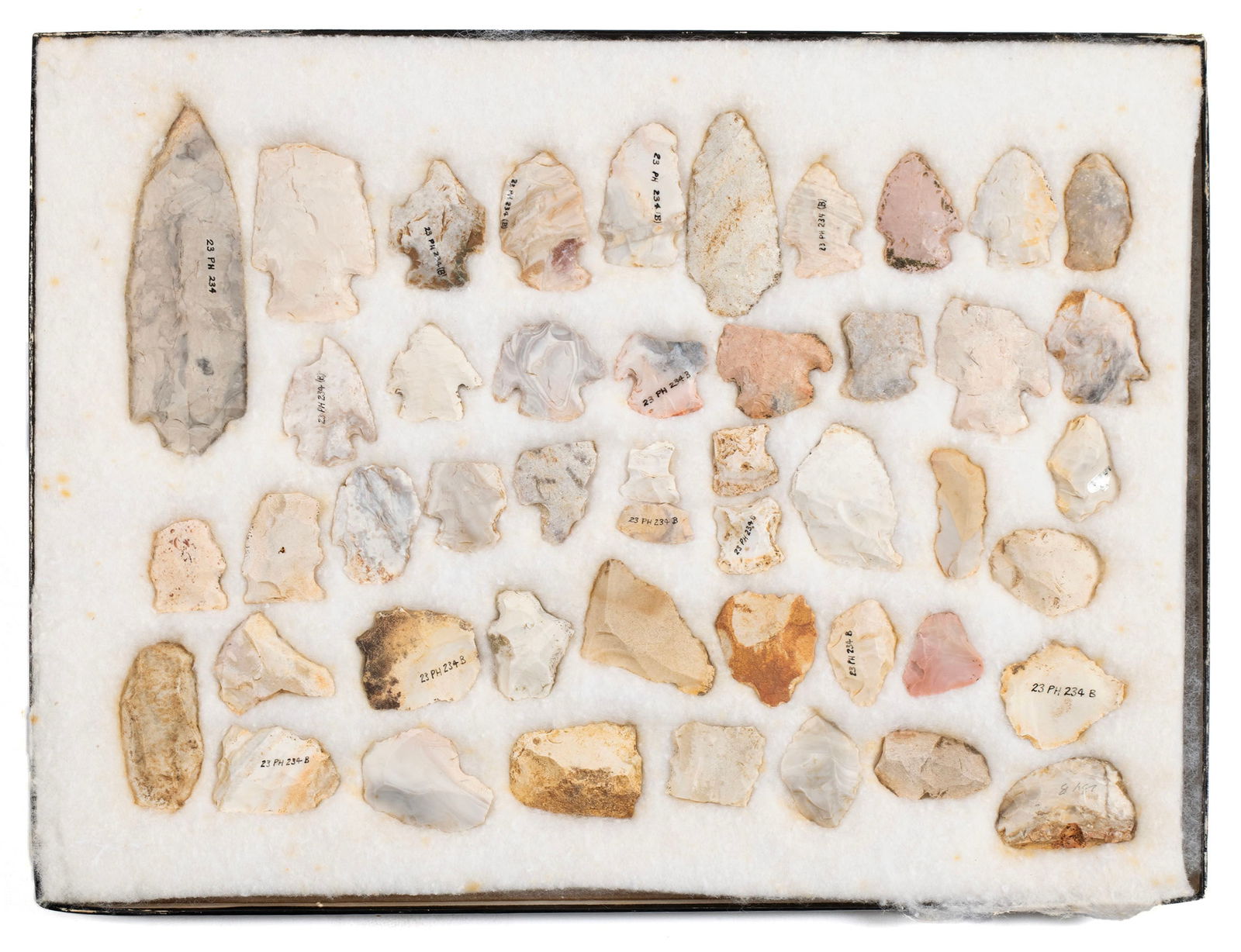 COLLECTION OF NATIVE AMERICAN POINTS AND OTHER ARTIFACTS (1 of 6)