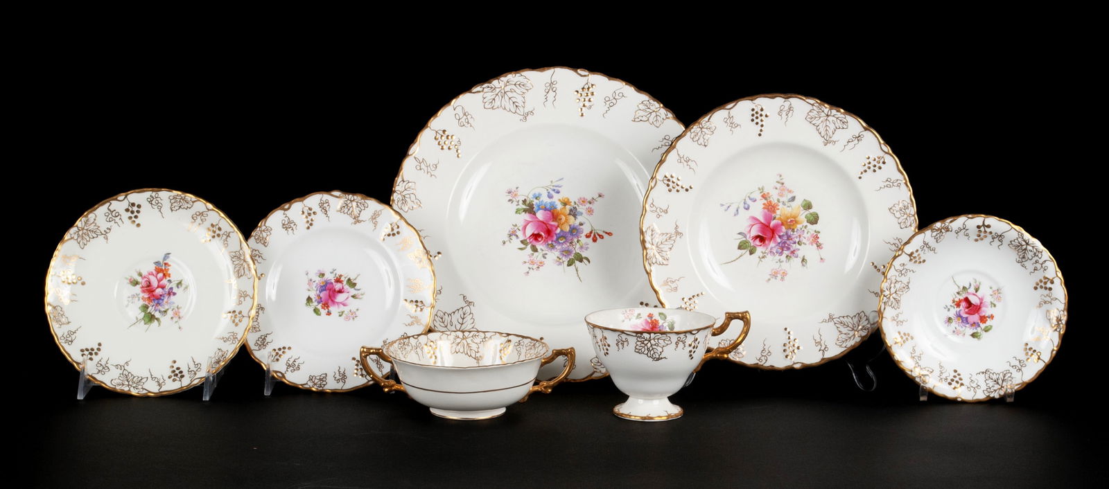 ROYAL CROWN DERBY PORCELAIN DINNER SERVICE IN THE  VINE  PATTERN (1 of 15)