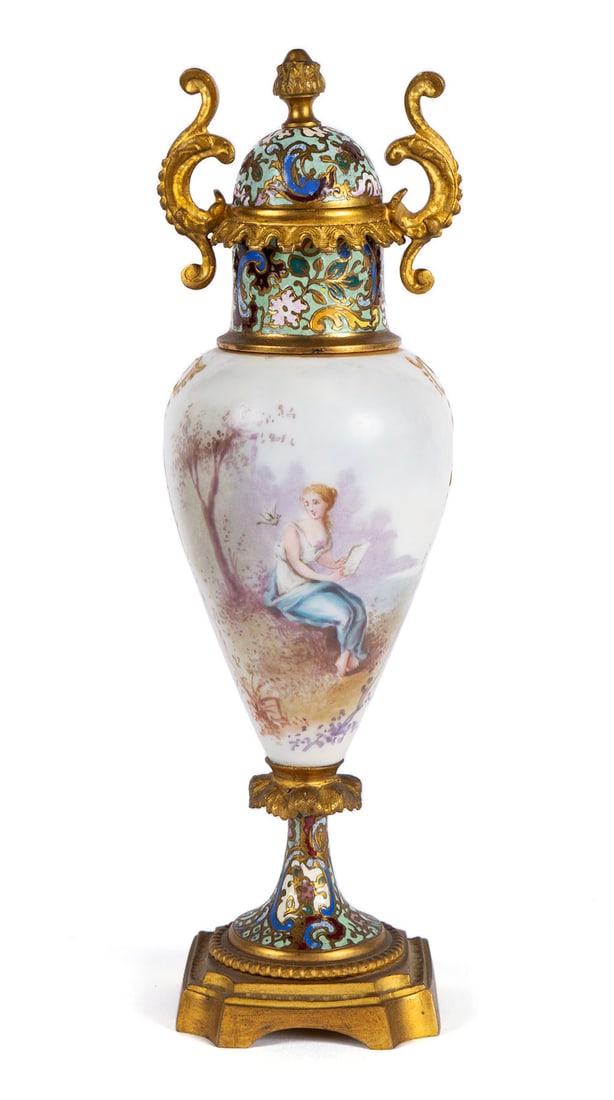 LIDDED PORCELAIN VASE (1 of 9)