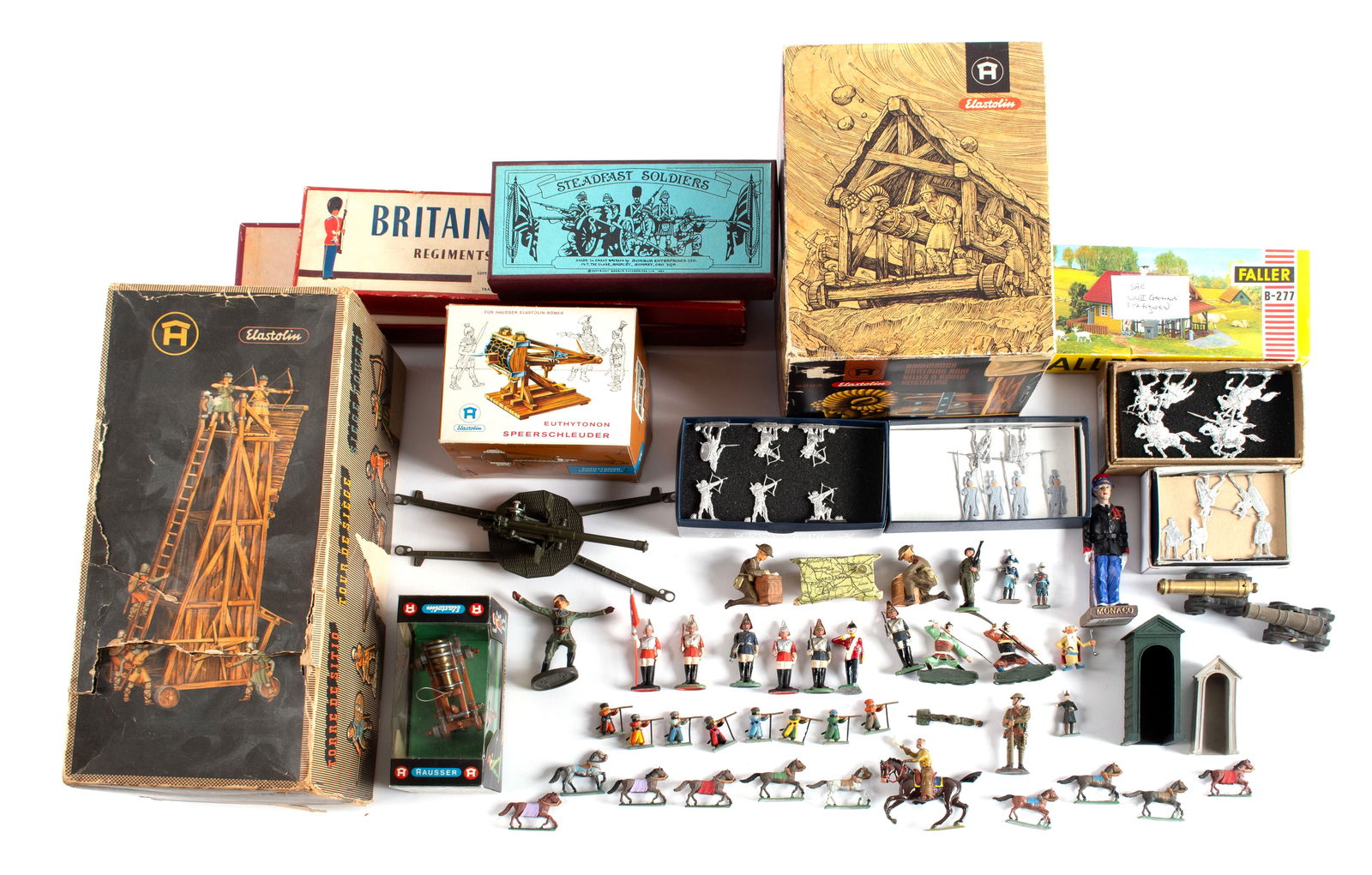 LARGE COLLECTION OF TOY SOLDIERS AND ACCESSORIES (1 of 9)