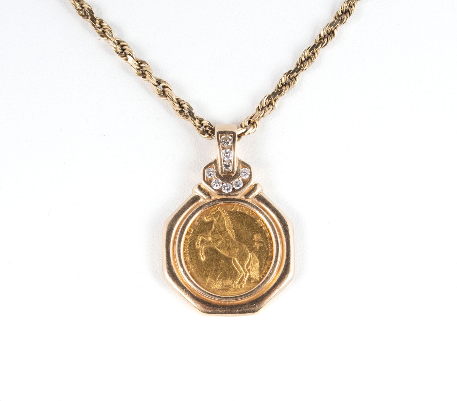 YELLOW GOLD HORSE COIN PENDANT NACKLACE (1 of 8)