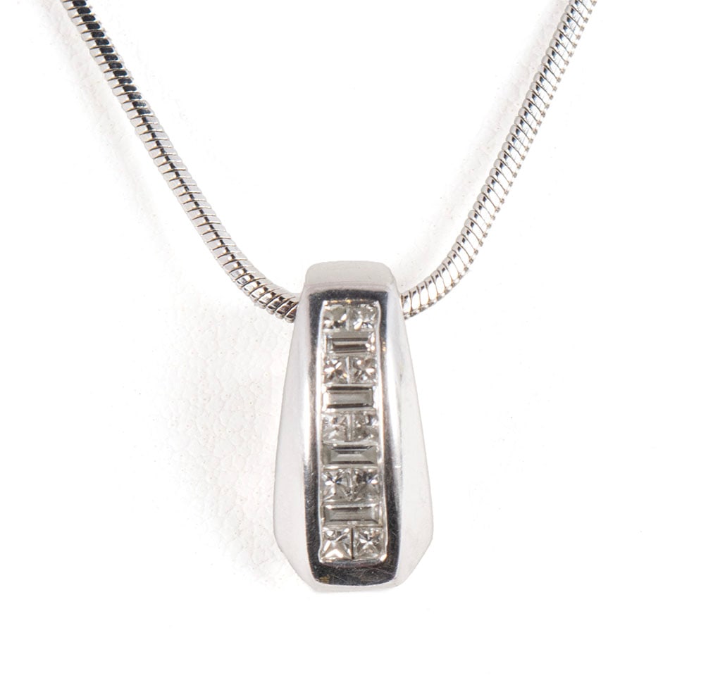 WHITE GOLD LADIES DIAMOND PENDANT NECKLACE (1 of 6)