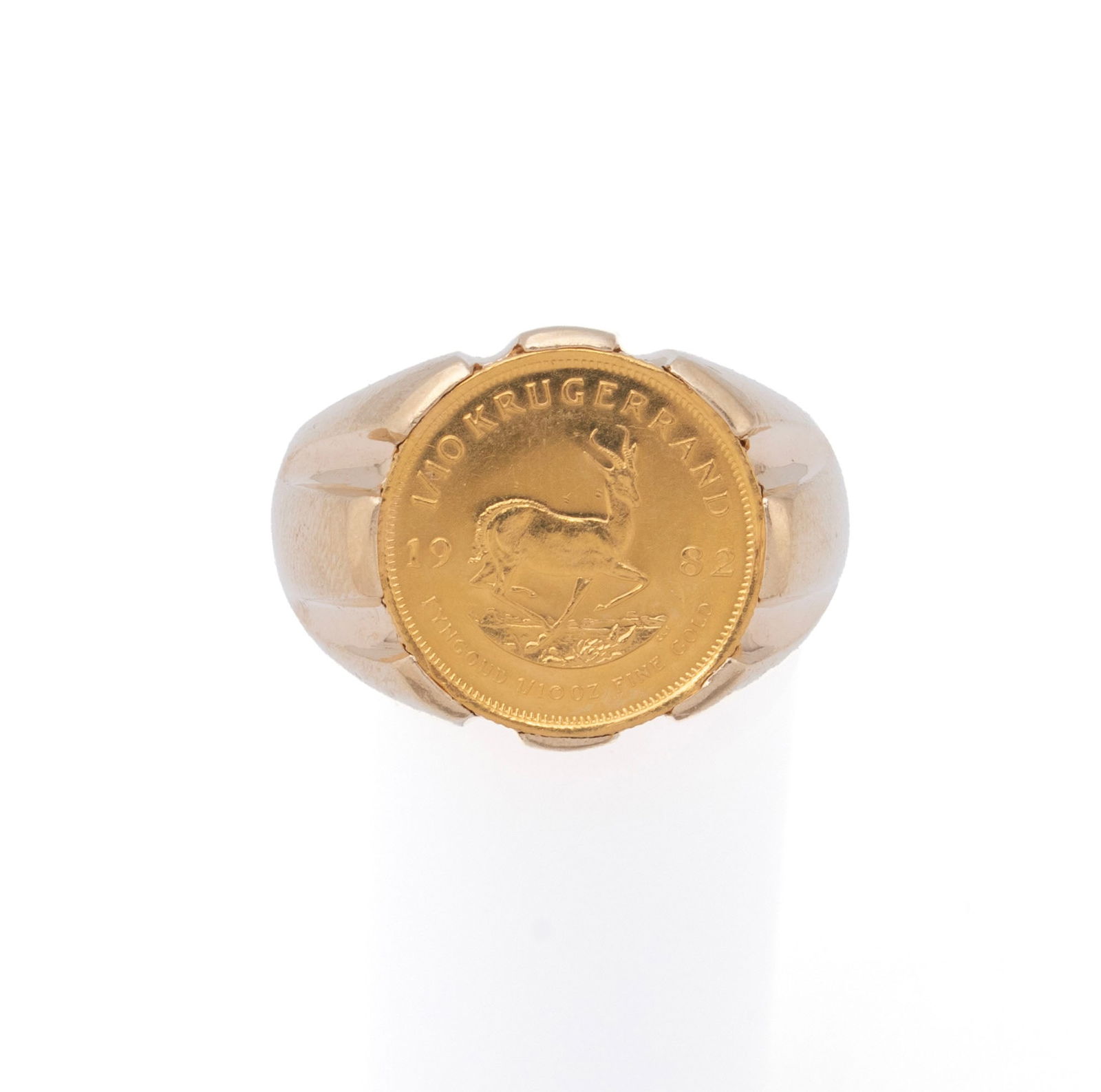 MENS GOLD KRUGERRAND COIN RING: MENS GOLD KRUGERRAND COIN RING A 14k gold band set with a Krugerrand gold coin, dated 1982. Size 10; 14 grams