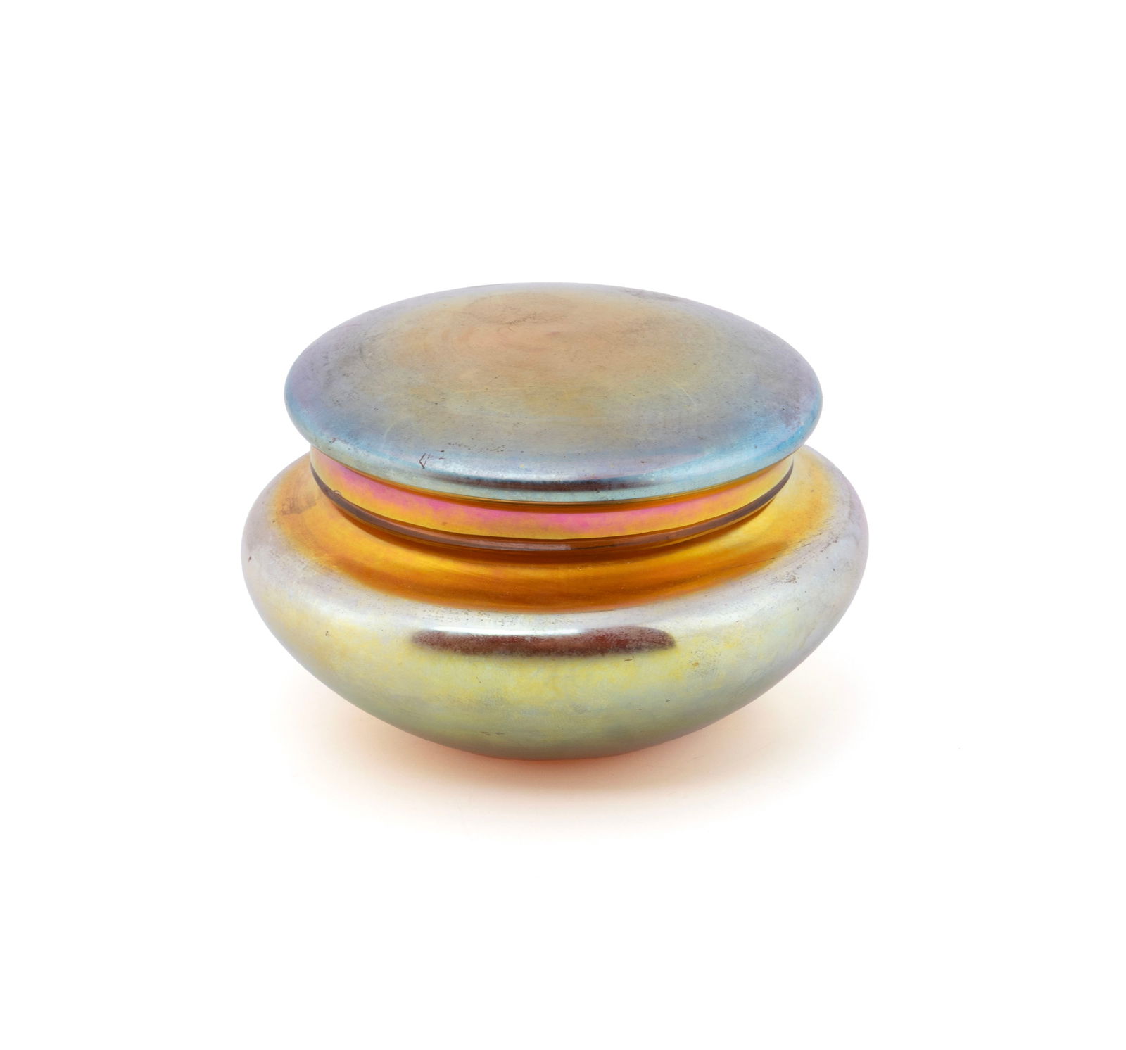 STEUBEN GOLD AURENE LIDDED PUFF BOX: STEUBEN GOLD AURENE LIDDED PUFF BOX American, 20th century, signed "Aurene - 5204" to bottom. 2 1/2 x 4 1/2 in. (6.4 x 11.4 cm.)