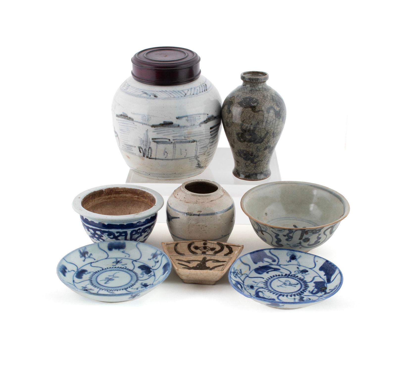 COLLECTION OF CHINESE BLUE AND WHITE MINYAO PORCELAIN: COLLECTION OF CHINESE BLUE AND WHITE MINYAO PORCELAINEight (8) pieces total including a Ming Dyanasty 5.75" diameter bowl, a 19th century ginger jar having wood lid, a Swatow style crackle glaze vase,