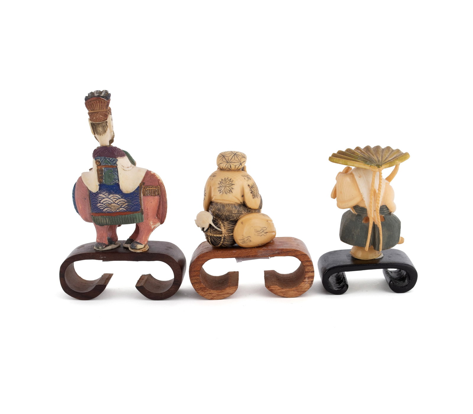 CARVED NETSUKE FIGURES AND SNUFF - 3