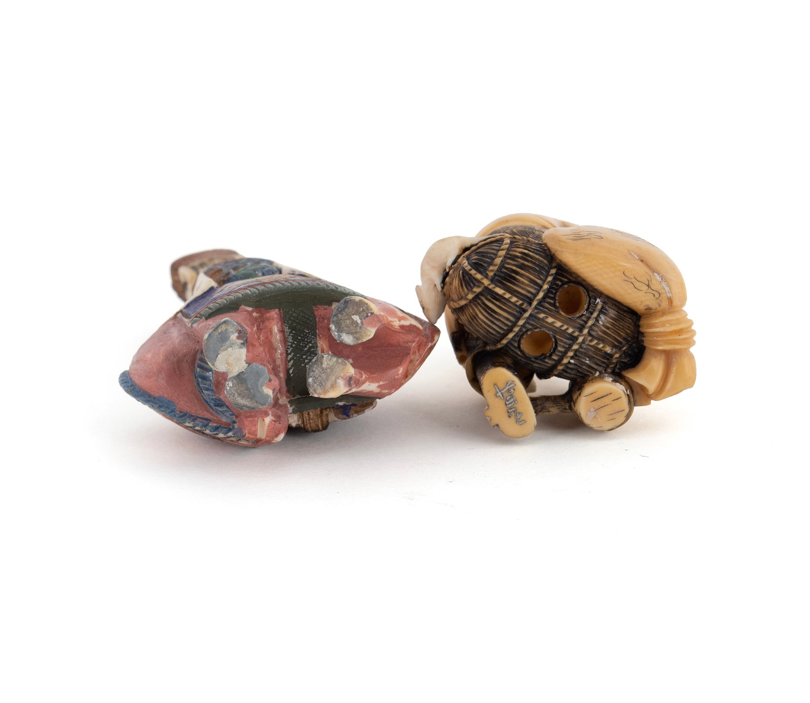 CARVED NETSUKE FIGURES AND SNUFF - 5