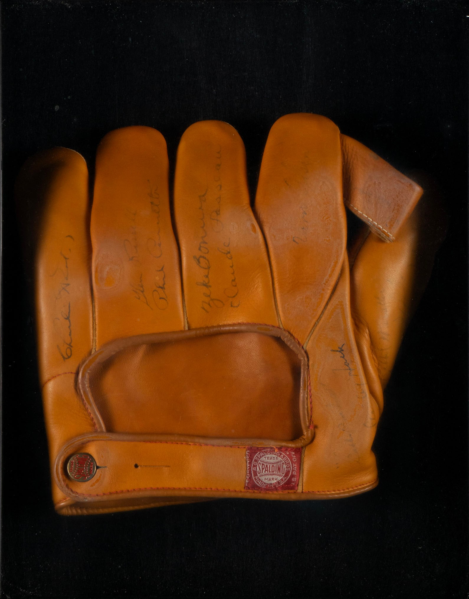 VINTAGE SPAULDING BASEBALL GLOVE SIGNED BY 1940 CHICAGO CUBS TEAM PLAYERS: VINTAGE SPAULDING BASEBALL GLOVE SIGNED BY 1940 CHICAGO CUBS TEAM PLAYERSVintage Spaulding baseball mitt mounted within a modern shadow box, with signatures on the leather mitt including Charlie Root,