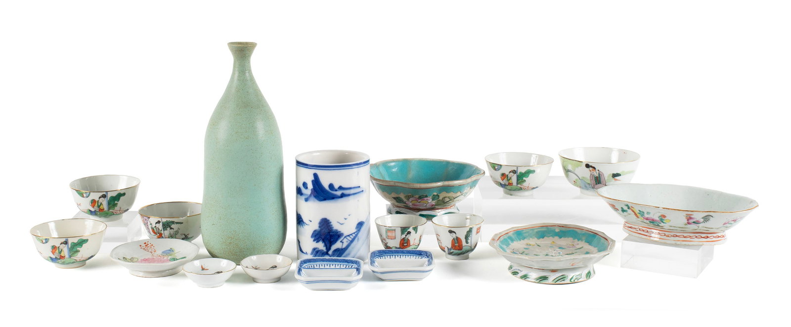 COLLECTION OF CHINESE EXPORT PORCELAIN: COLLECTION OF CHINESE EXPORT PORCELAIN 19th/20th century. Seventeen (17) pieces total including tea bowls and other dishes, and a contemporary vase. Vase: 11 1/2 in. (29.2 cm.)