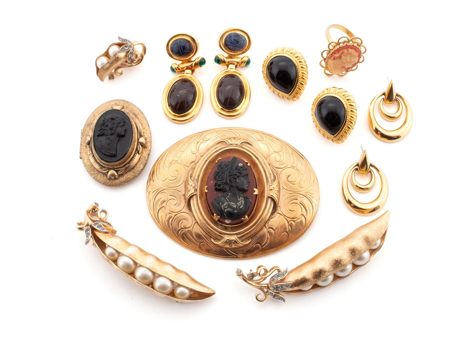 COLLECTION OF COSTUME JEWELRY INCLUDING TRIFARI (1 of 7)