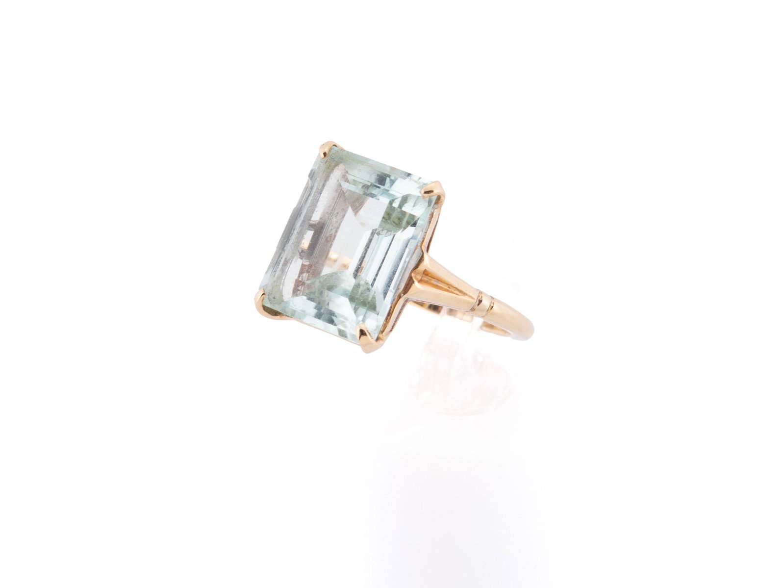F&F FELGER YELLOW GOLD AQUAMARINE RING: F&F FELGER YELLOW GOLD AQUAMARINE RING A 14k yellow gold band set with an emerald cut solitaire aquamarine (approx. 12.2mm x 14.2mm x 7.9mm). Hallmarked to interior band "FFF" and 14K. 5 grams, size