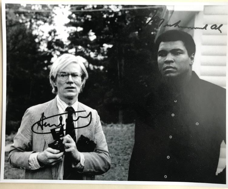 Andy WARHOL (USA, 1928-1987): Andy WARHOL (USA, 1928-1987) & Mohammed ALI (USA, 1942-2016)Autographed photo by Andy Warhol & Mohammed Ali, circa 1975/80.The photo has been mounted on a cardboard sheet.Size: 8 by 10 in - 20,2 by 25