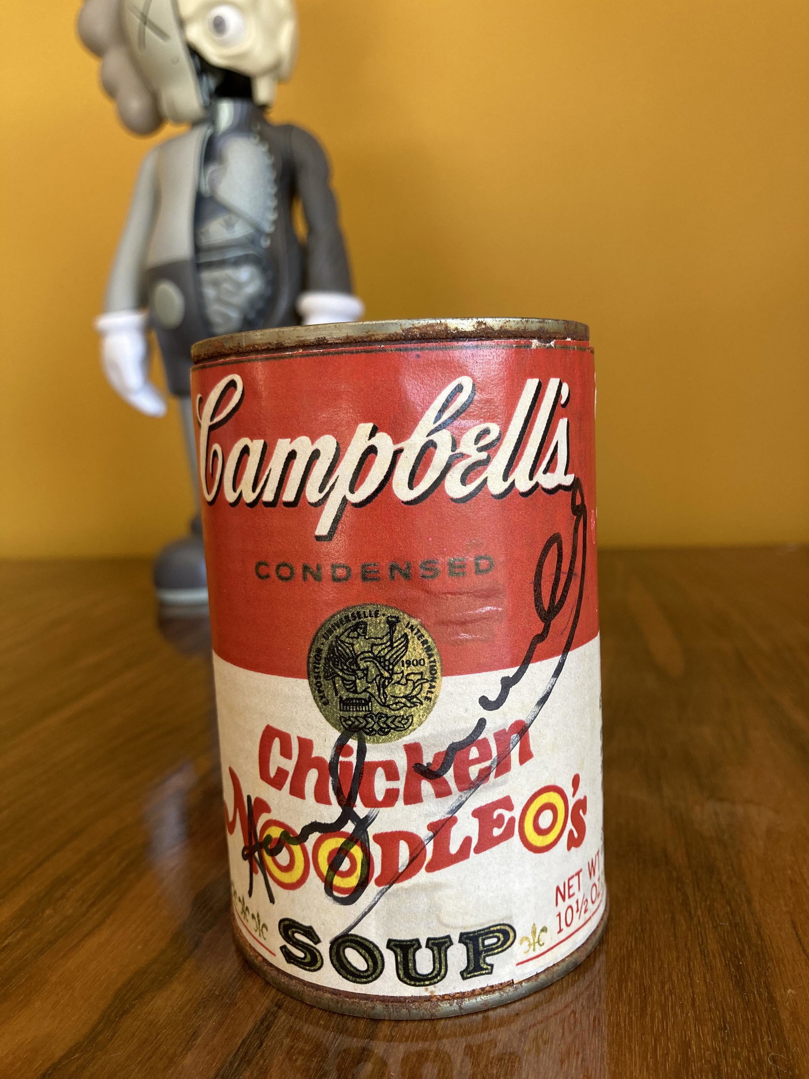 Andy WARHOL (USA, 1928-1987): Dedication in felt on a Campbell's Chicken noodles Soup metal box from the "Factory", cira 1975/80.Information:inside the stamp "Andy Warhol"Size: 4 1/7 by 2 3/4 in - 10.5 by 7cm.Please refer to the c
