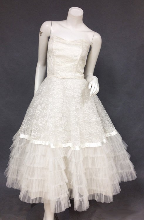 Ivory Lace & Tulle 1950s Strapless Wedding Dress Jacket: A classic, late 1950s nylon lace and tulle wedding dress. Fitted strapless bodice with heart shaped bust. Dress has an incredibly full skirt of lace and ruffled layers of tulle. Additional layer of tu