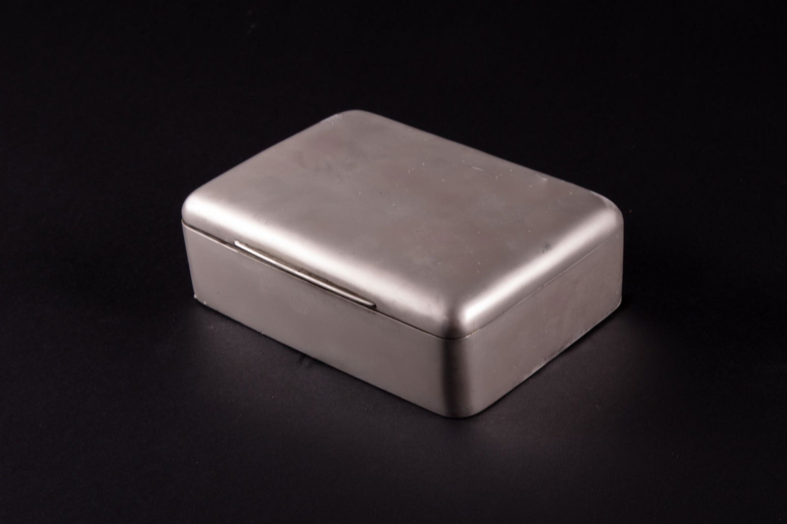 Serving box from Vienna, around 1925, Alexander Sturm: Serving box from Vienna; Vienna, around 1925, Alexander Sturm maker's mark, hallmark between 1867-1937, 900er silver, rectangle form with hingled lid, and wooden insets; 17,5 x 13 x 5,5 cm, brutto 513