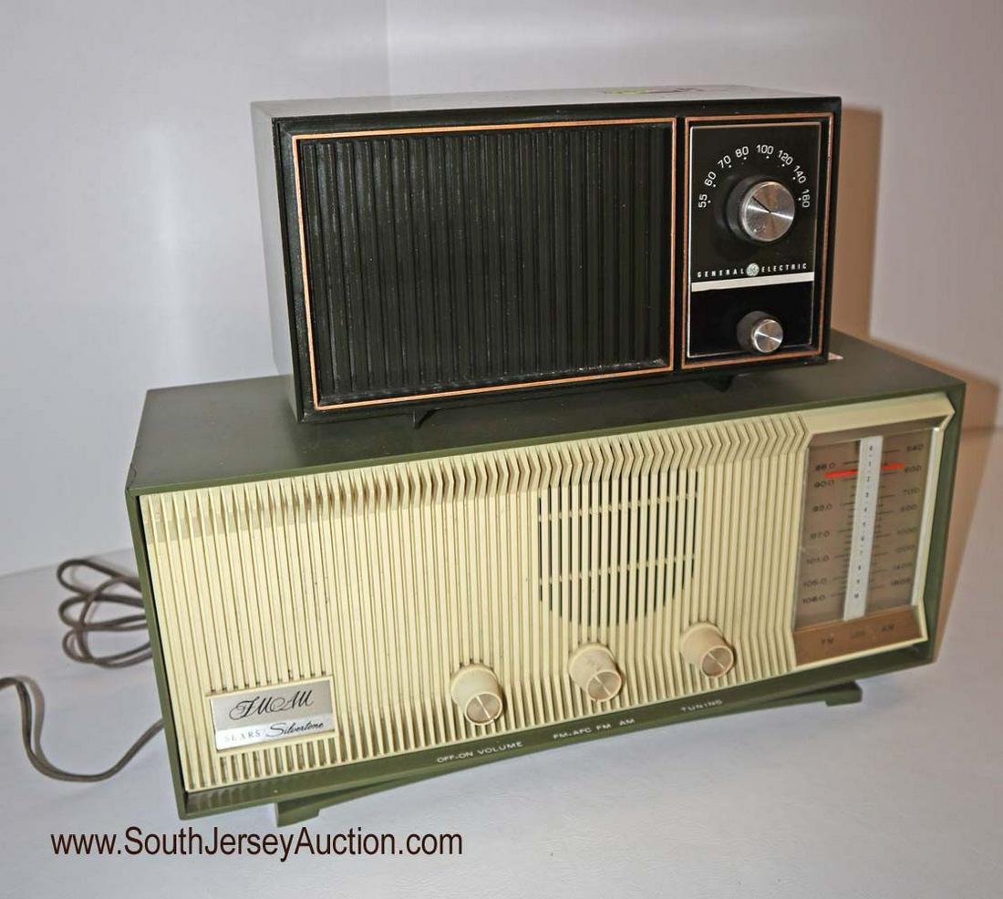 2 Mid century VINTAGE radios desirable green (1 of 4)