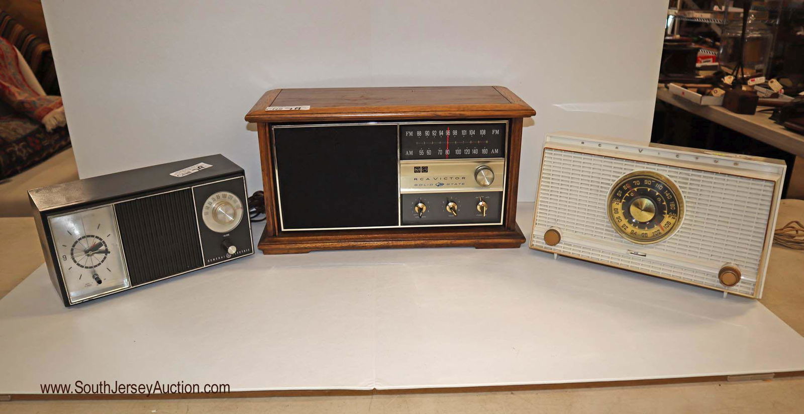 3 MidC vtg radios, GE, RCA, RCA Victor Solid State (1 of 4)