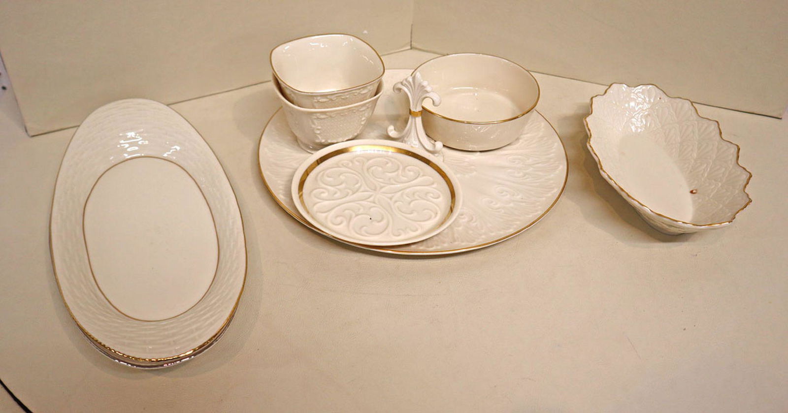 7 piece of Lenox dinnerware w/cake stand (1 of 3)