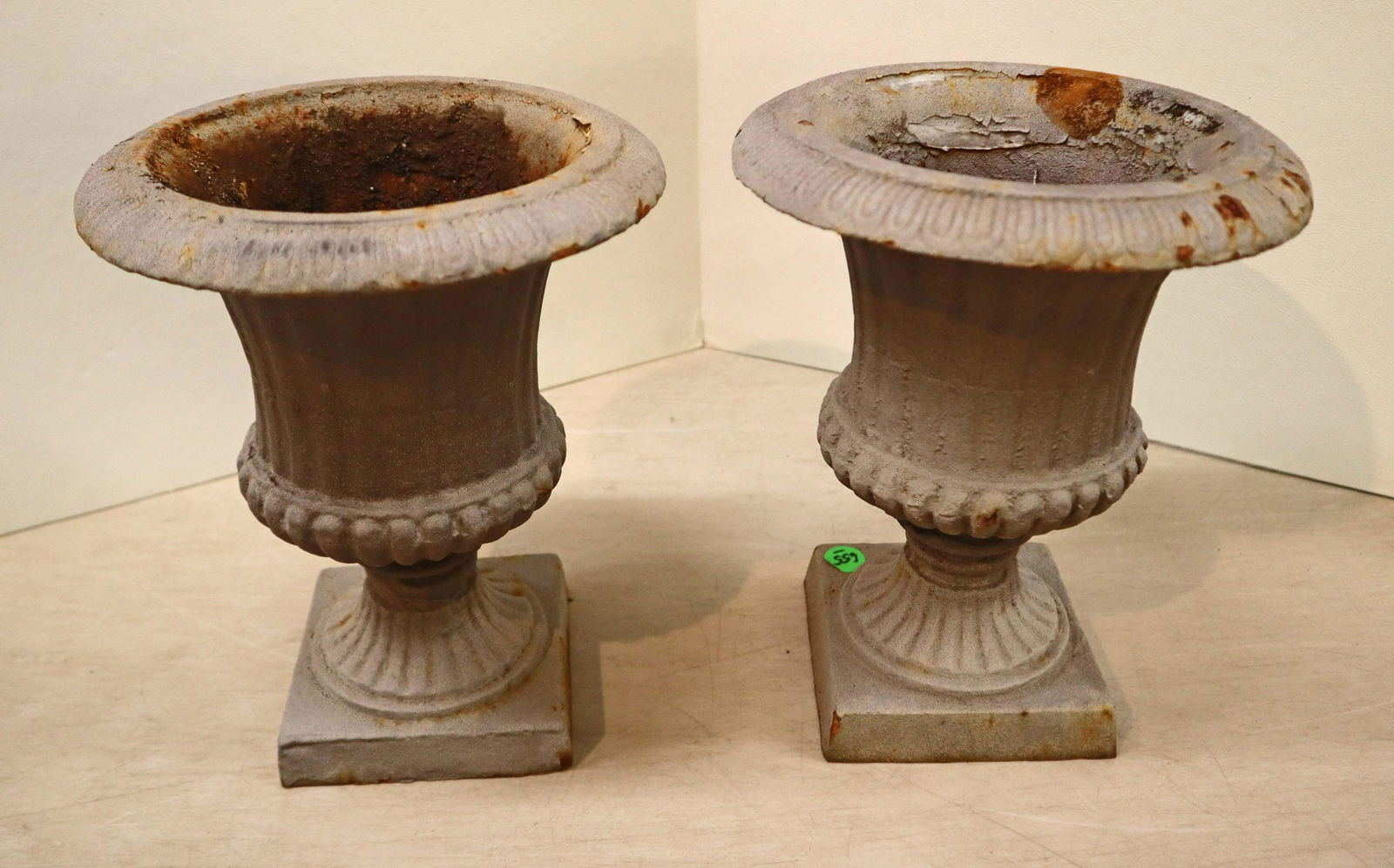 PR vintage cast iron planters (1 of 4)