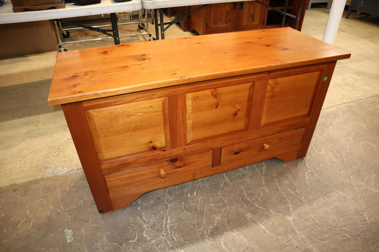 Knotty pine country lift top blanket box (1 of 4)