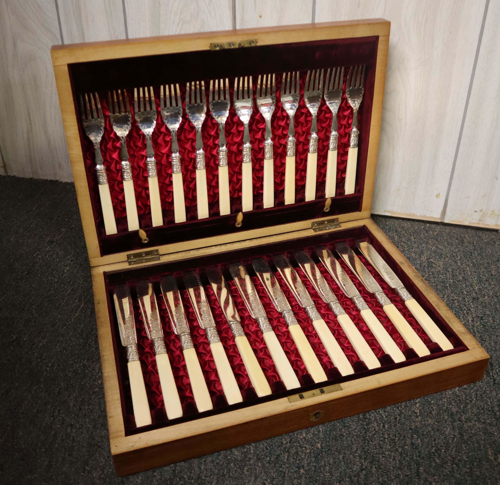 Vintage 24pc of bone/Bakelite flatware (1 of 5)