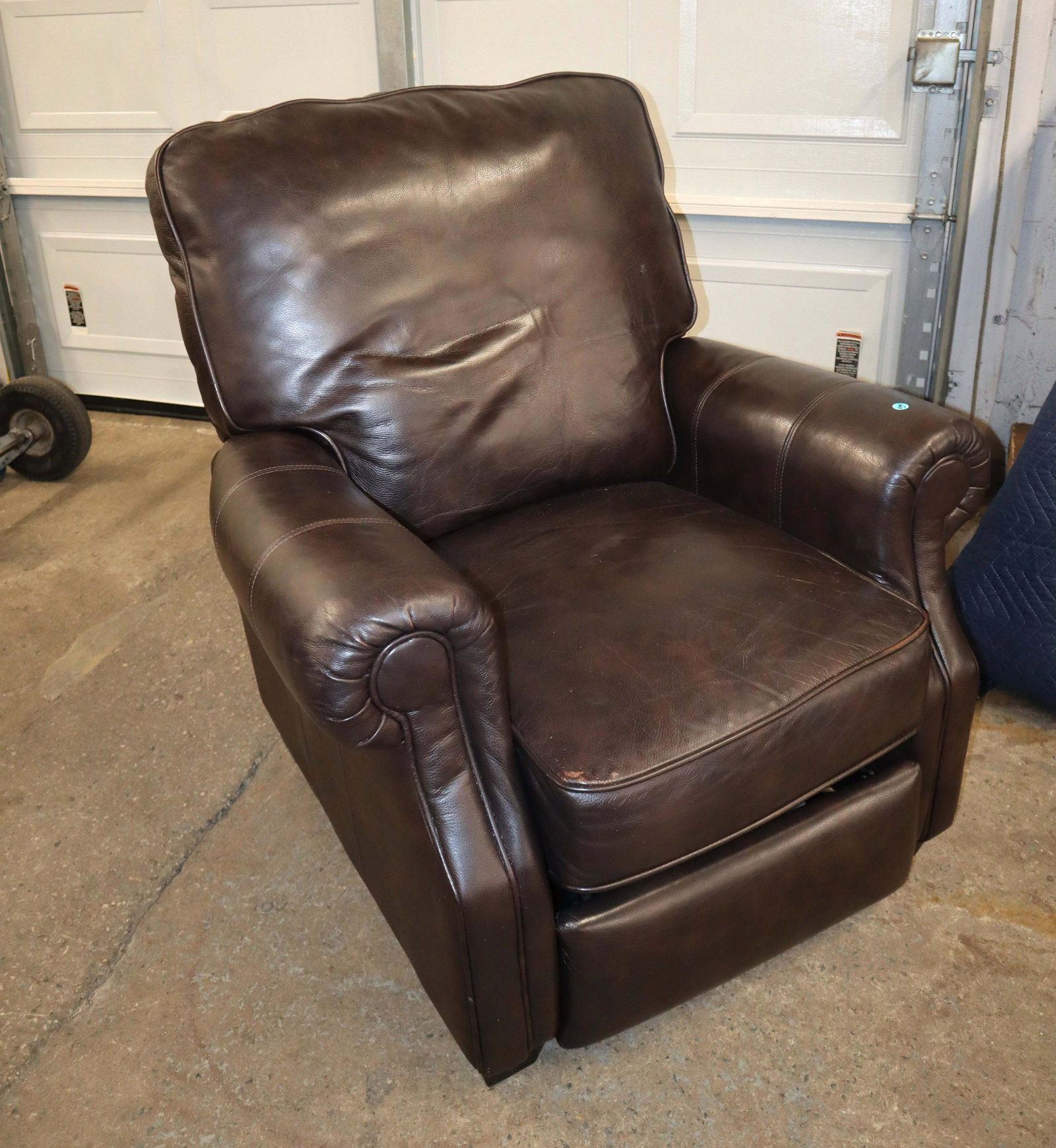 Leather manual reclining chair: Leather manual reclining chair approx. 35" w x 35" d x 35" h