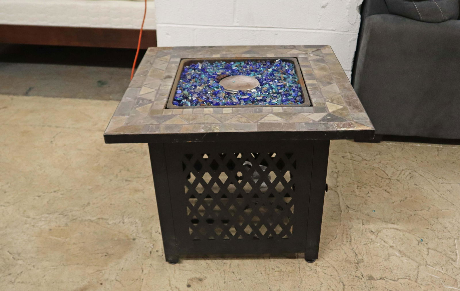 Outdoor propane fire pit with glass rocks (1 of 5)