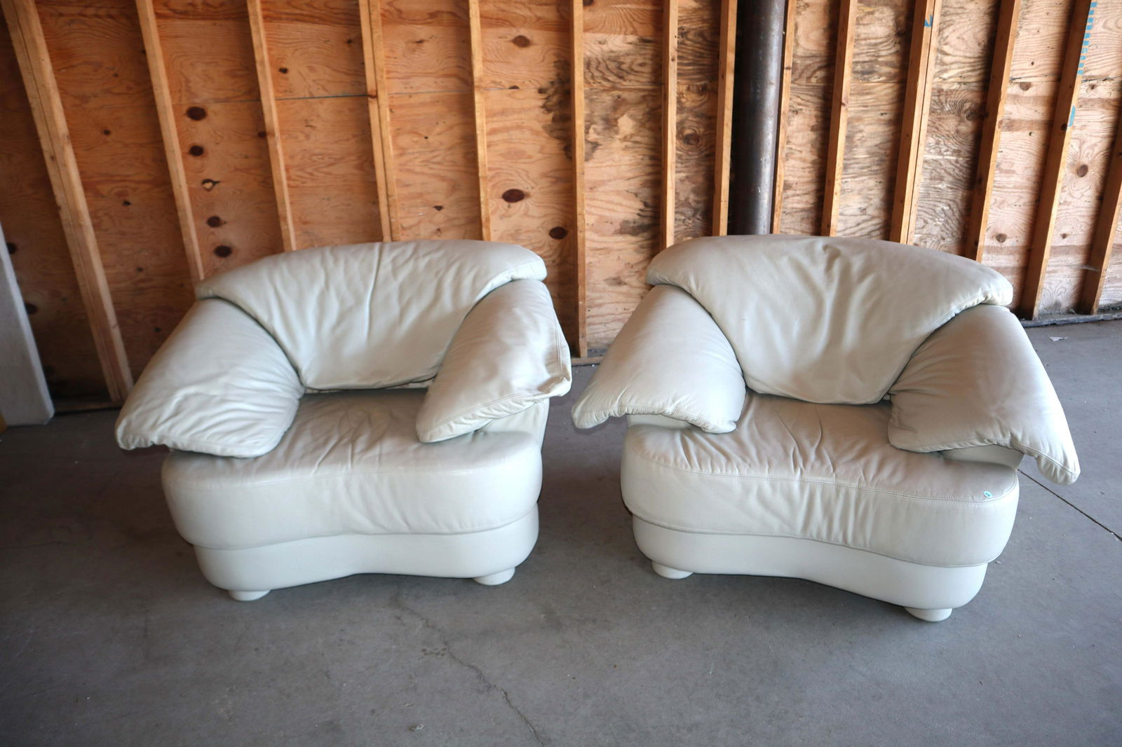 Mod design vintage off white leather club chairs (1 of 4)