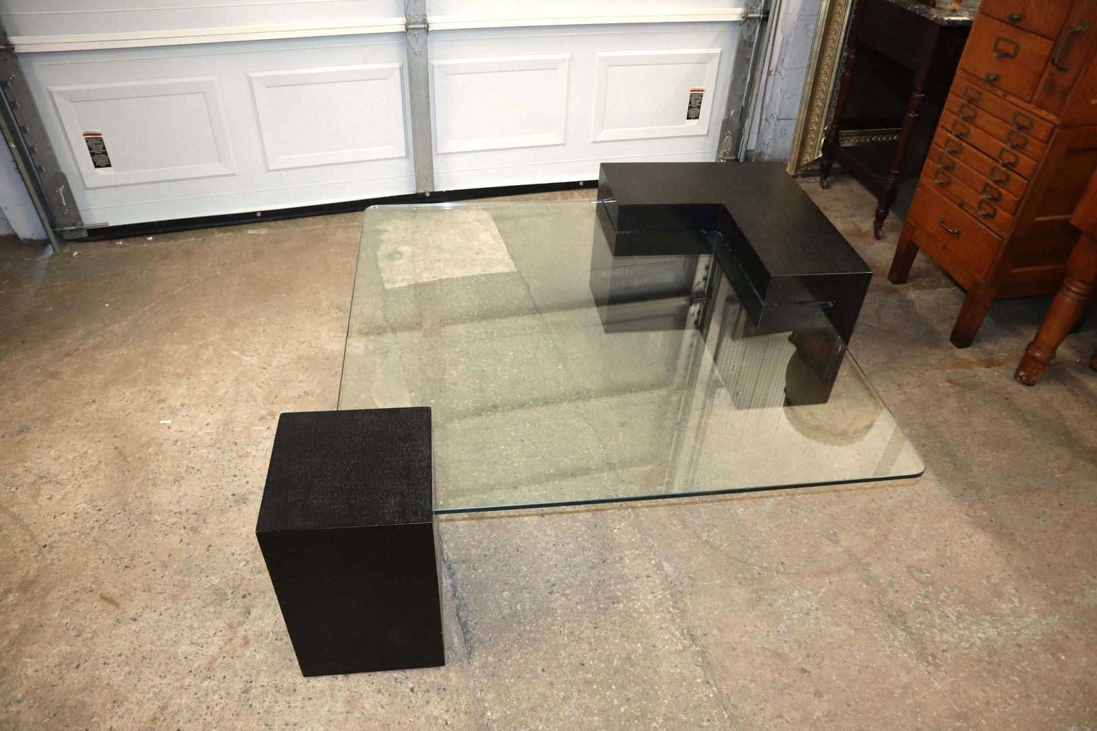 Modern design glass top coffee table (1 of 3)