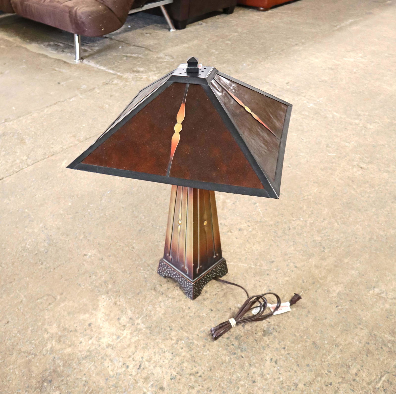 Arts & Crafts style contemporary lamp (1 of 3)