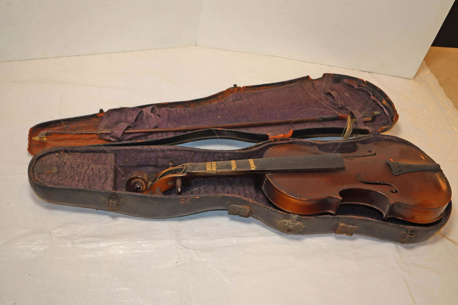 Antique Antonious Stradivarius Violin in case (1 of 3)