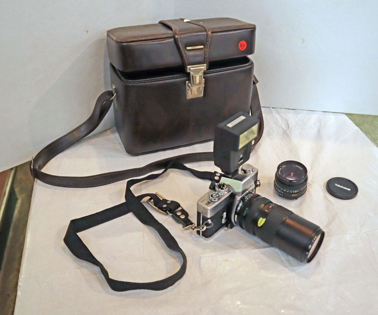 Vintage Minolta SRT-201 35mm camera in case (1 of 5)