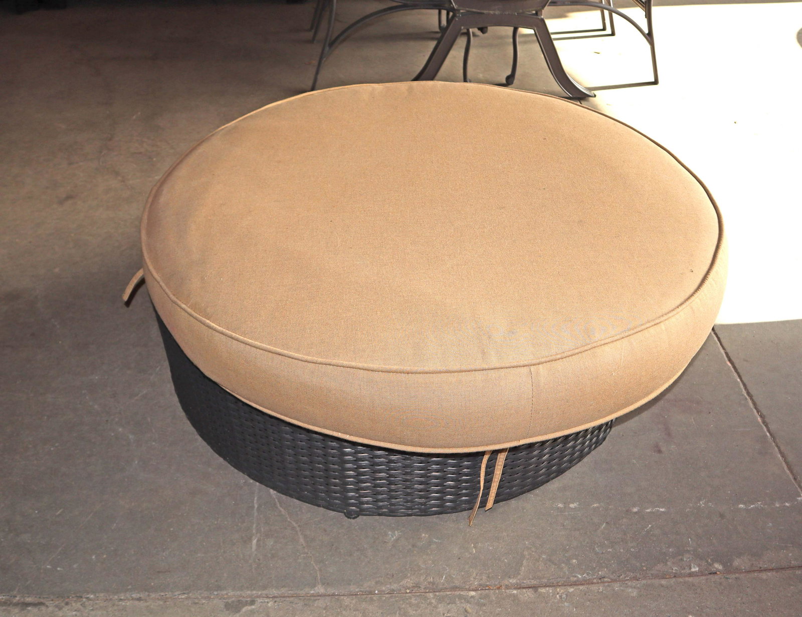 44" diameter resin wicker round patio ottoman (1 of 3)